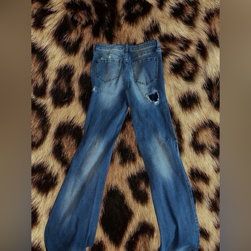 (Size 7) Fashion Nova “Can't Keep Up” Stretch Mid Rise Flare Jean - Medium Wash - Picture 2 of 3